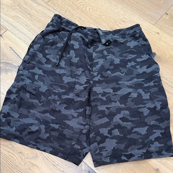 lululemon athletica Men's Dark Camo Athletic Shorts - Picture 3 of 3
